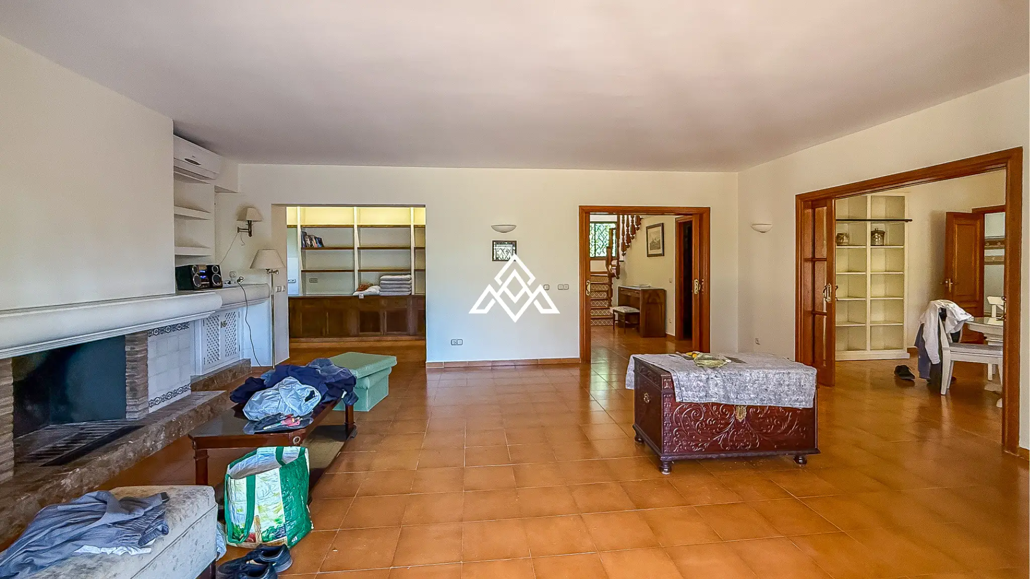 Valdeolletas villa for renovation with large plot and development potential in Marbella