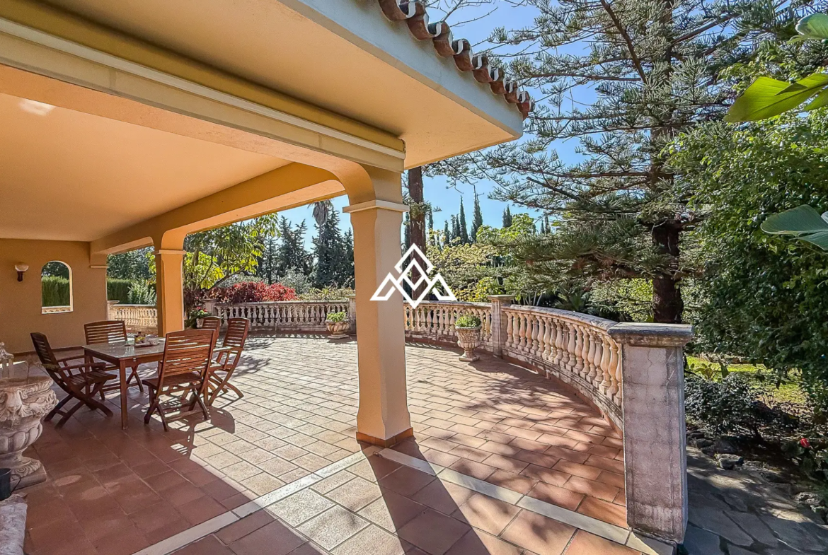 Valdeolletas villa for renovation with large plot and development potential in Marbella