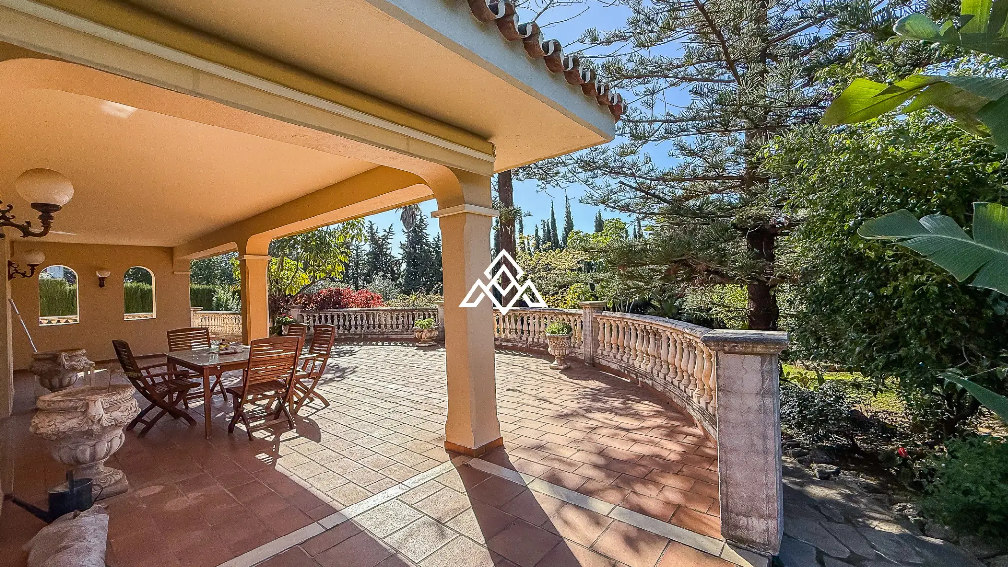 Valdeolletas villa for renovation with large plot and development potential in Marbella