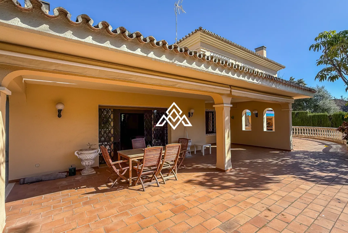 Valdeolletas villa for renovation with large plot and development potential in Marbella