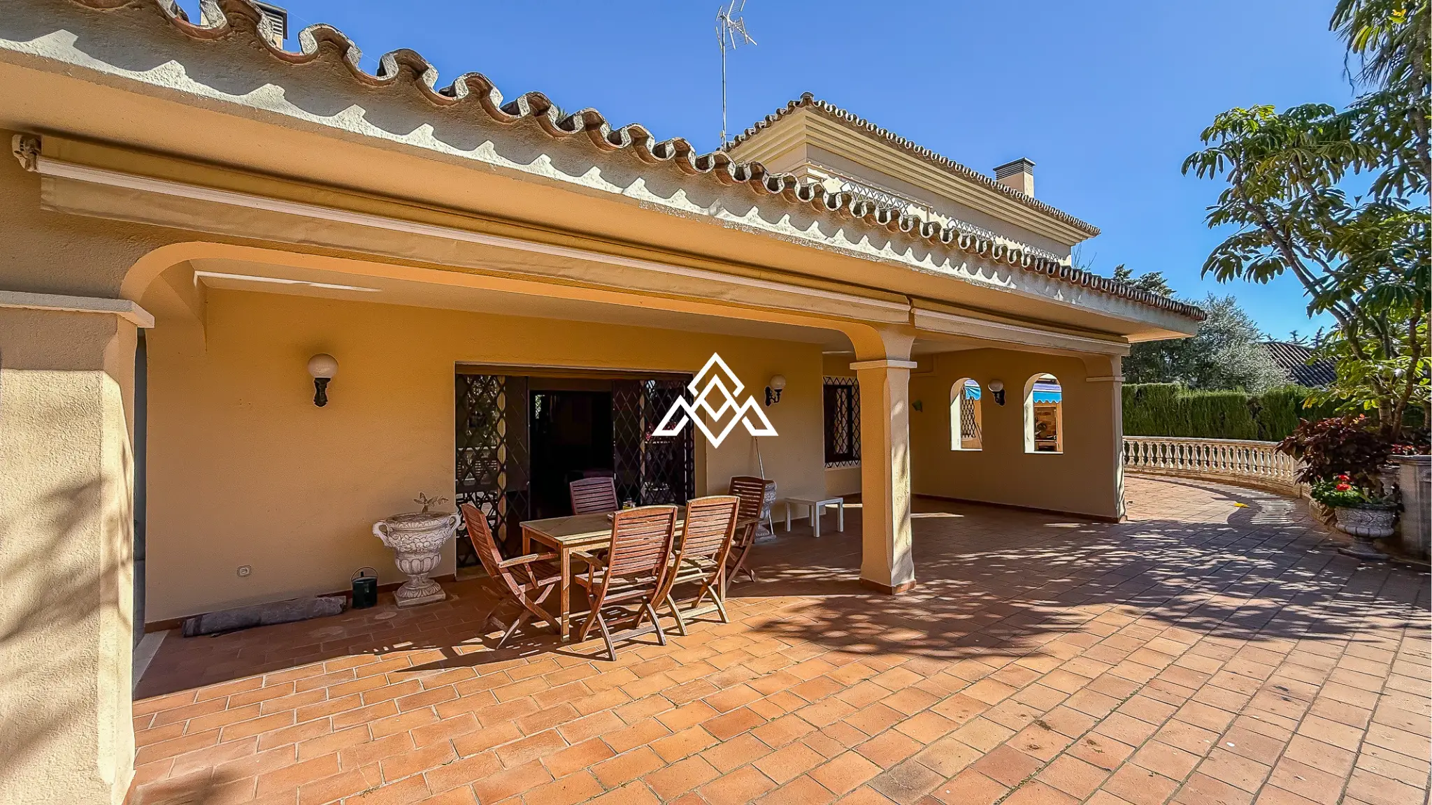 Valdeolletas villa for renovation with large plot and development potential in Marbella