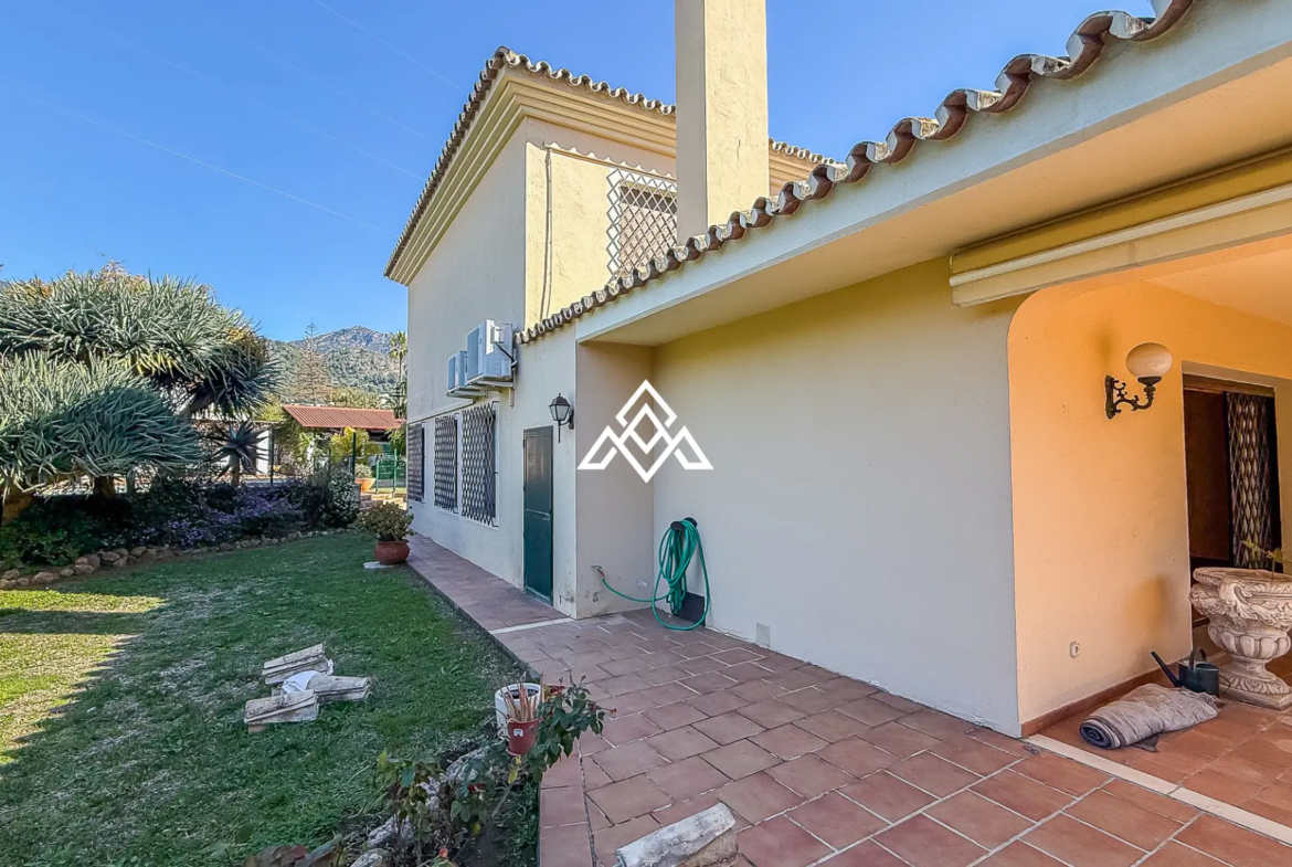 Valdeolletas villa for renovation with large plot and development potential in Marbella