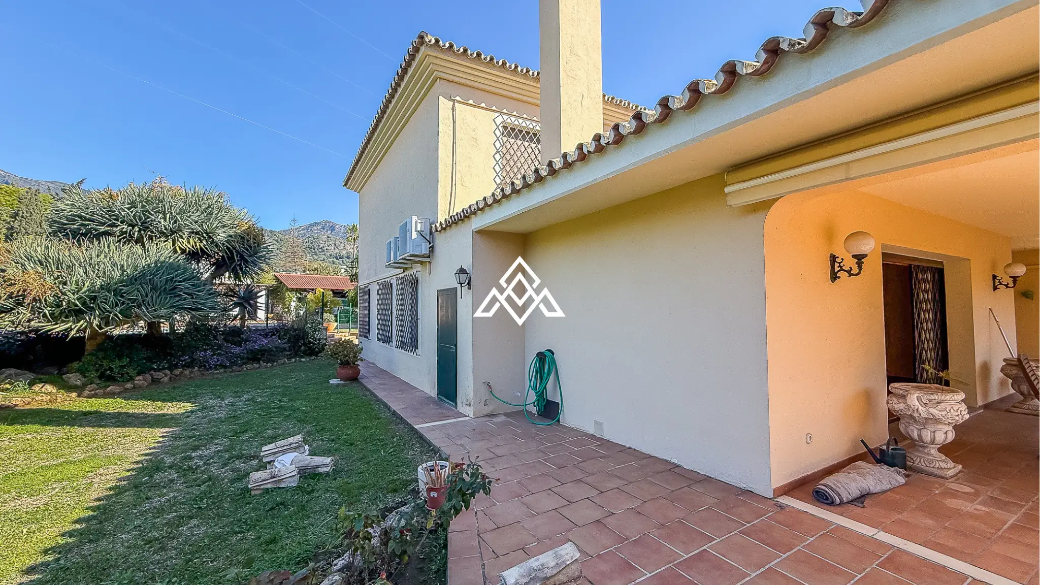 Valdeolletas villa for renovation with large plot and development potential in Marbella