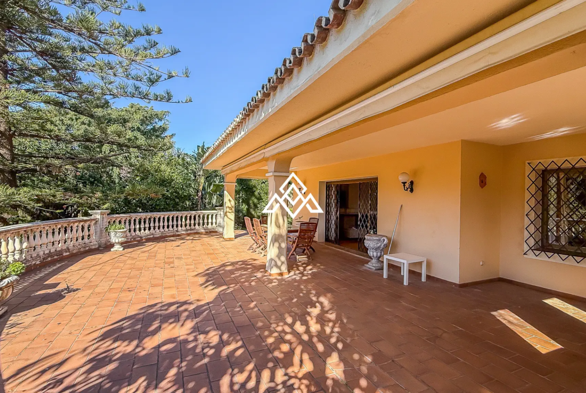 Valdeolletas villa for renovation with large plot and development potential in Marbella
