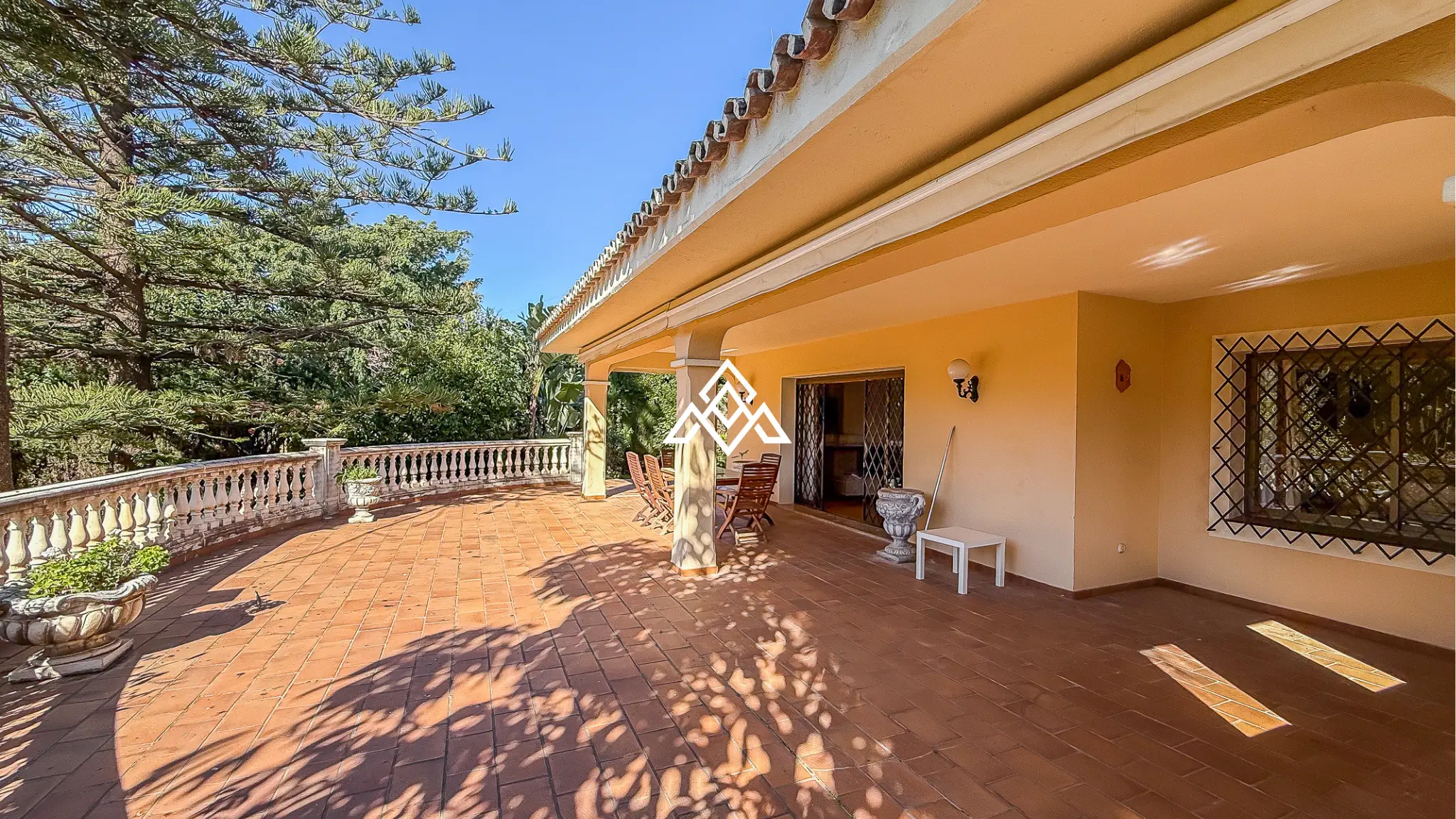 Valdeolletas villa for renovation with large plot and development potential in Marbella