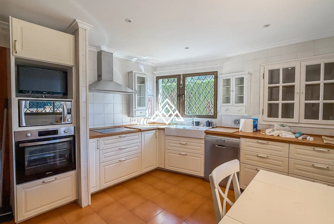 Valdeolletas villa for renovation with large plot and development potential in Marbella