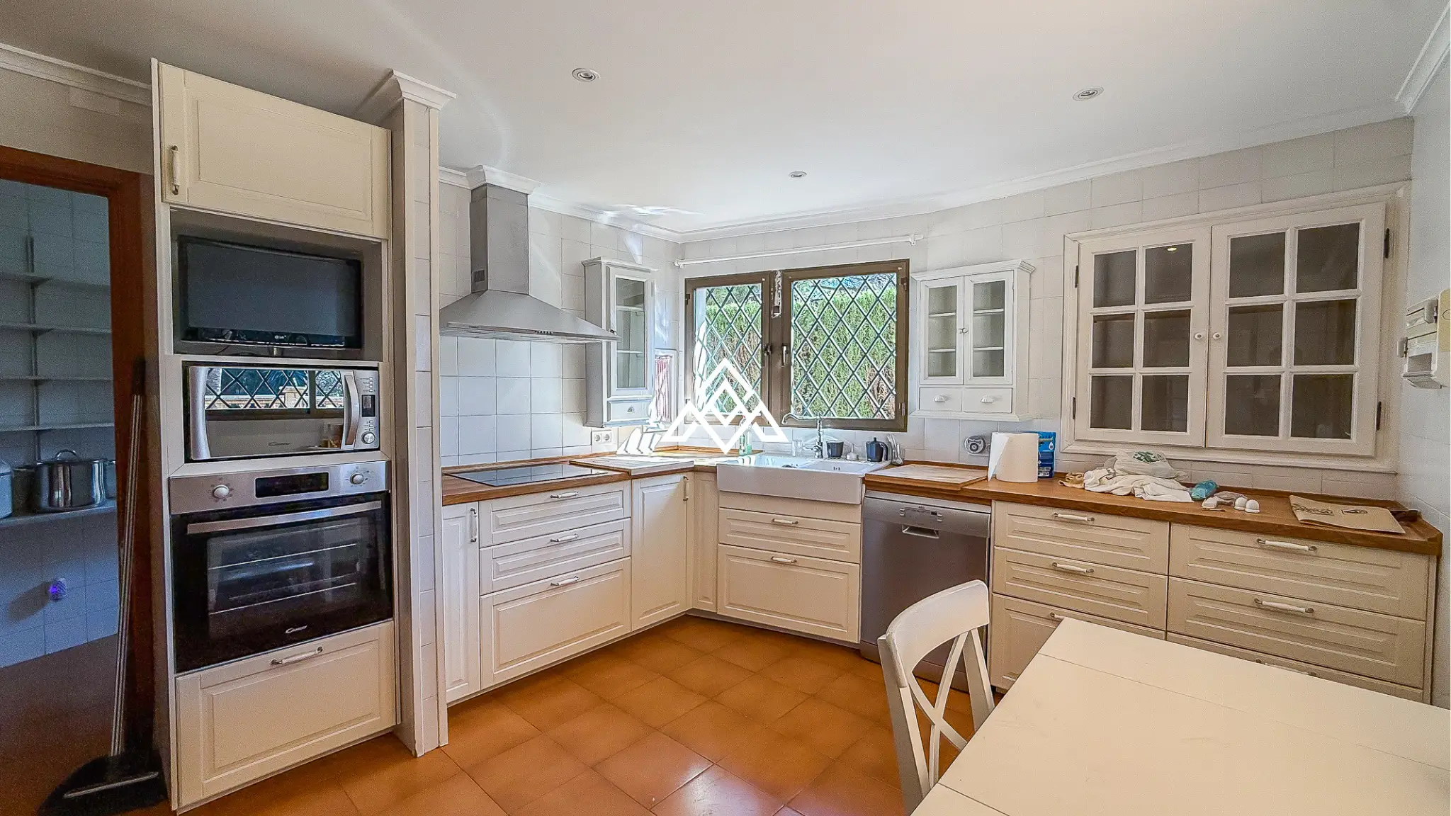 Valdeolletas villa for renovation with large plot and development potential in Marbella