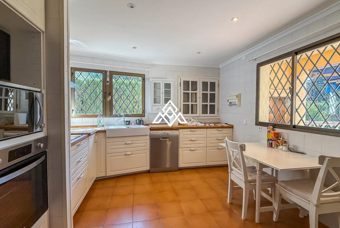 Valdeolletas villa for renovation with large plot and development potential in Marbella