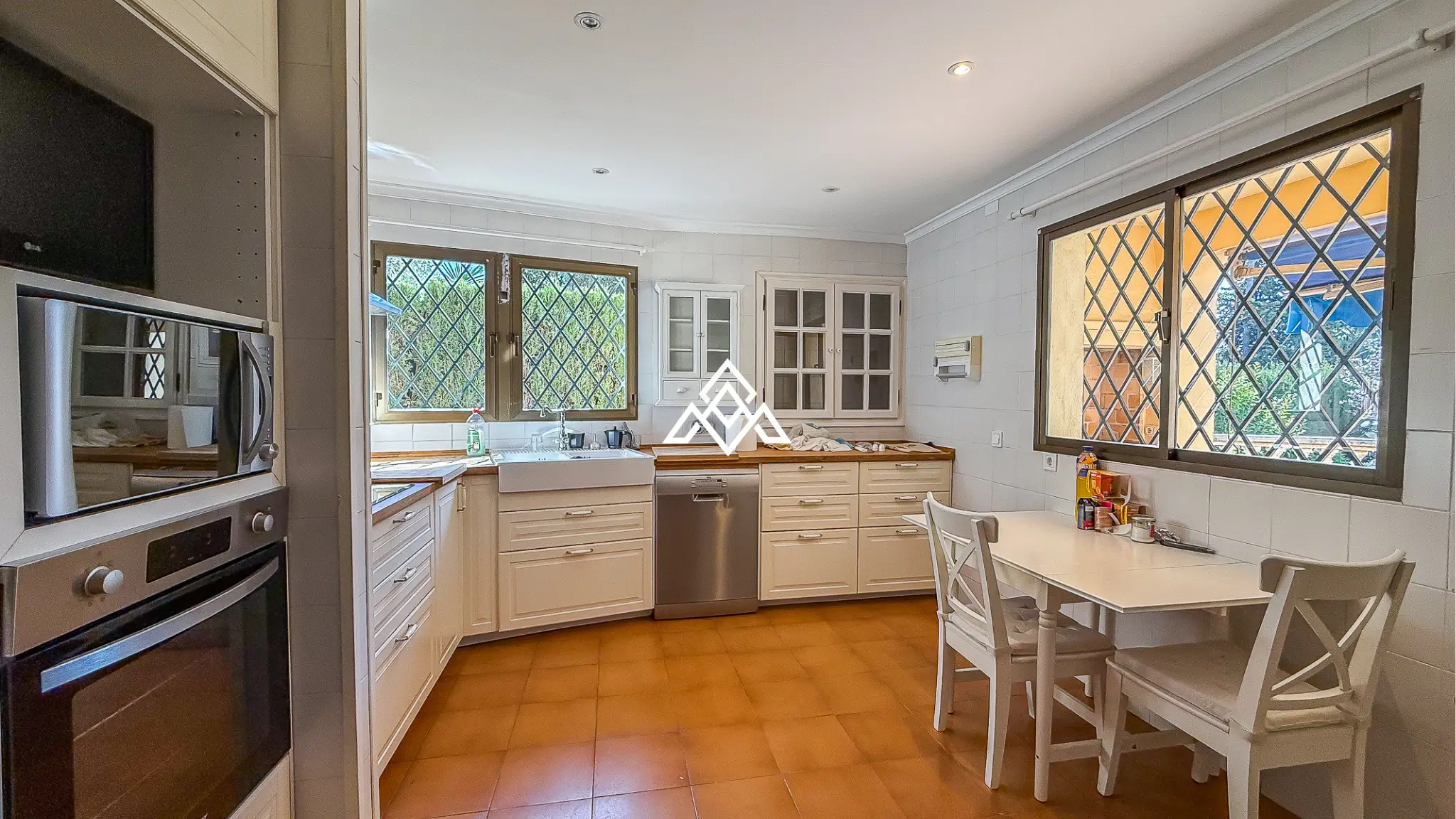 Valdeolletas villa for renovation with large plot and development potential in Marbella