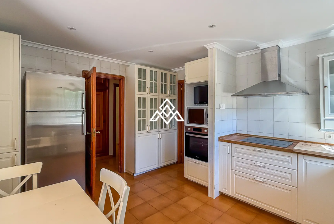 Valdeolletas villa for renovation with large plot and development potential in Marbella