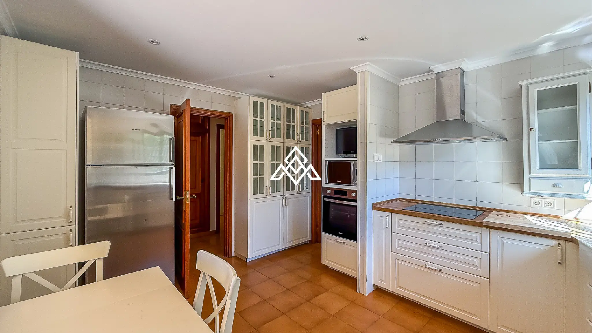 Valdeolletas villa for renovation with large plot and development potential in Marbella