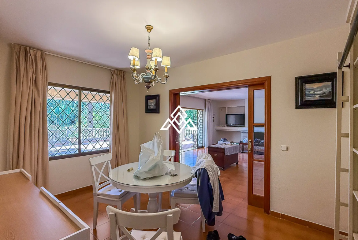 Valdeolletas villa for renovation with large plot and development potential in Marbella