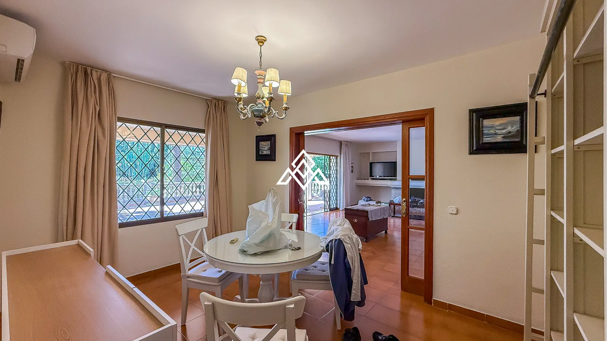 Valdeolletas villa for renovation with large plot and development potential in Marbella