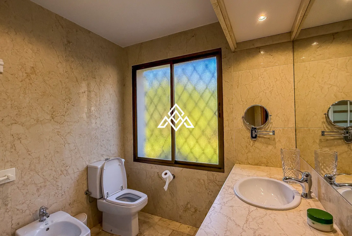 Valdeolletas villa for renovation with large plot and development potential in Marbella