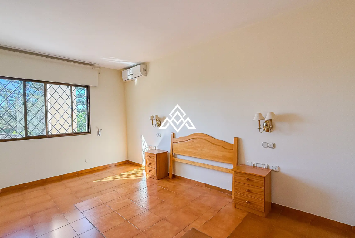 Valdeolletas villa for renovation with large plot and development potential in Marbella