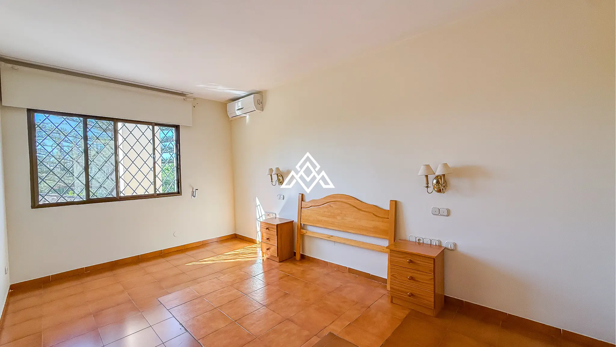 Valdeolletas villa for renovation with large plot and development potential in Marbella