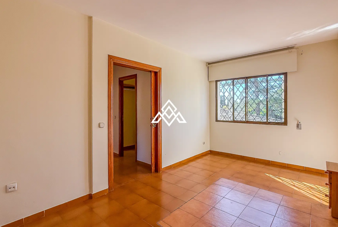 Valdeolletas villa for renovation with large plot and development potential in Marbella