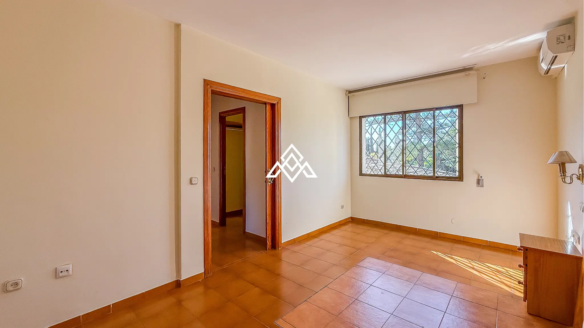 Valdeolletas villa for renovation with large plot and development potential in Marbella