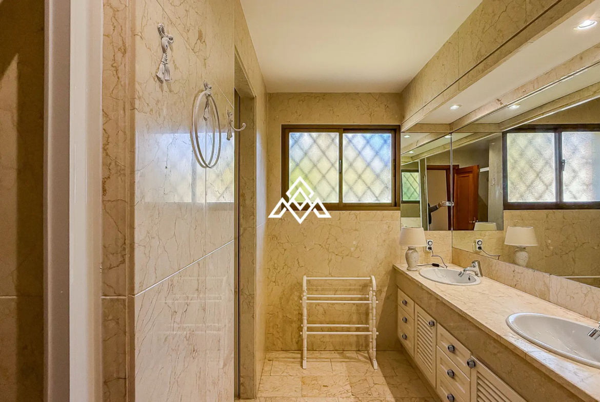 Valdeolletas villa for renovation with large plot and development potential in Marbella