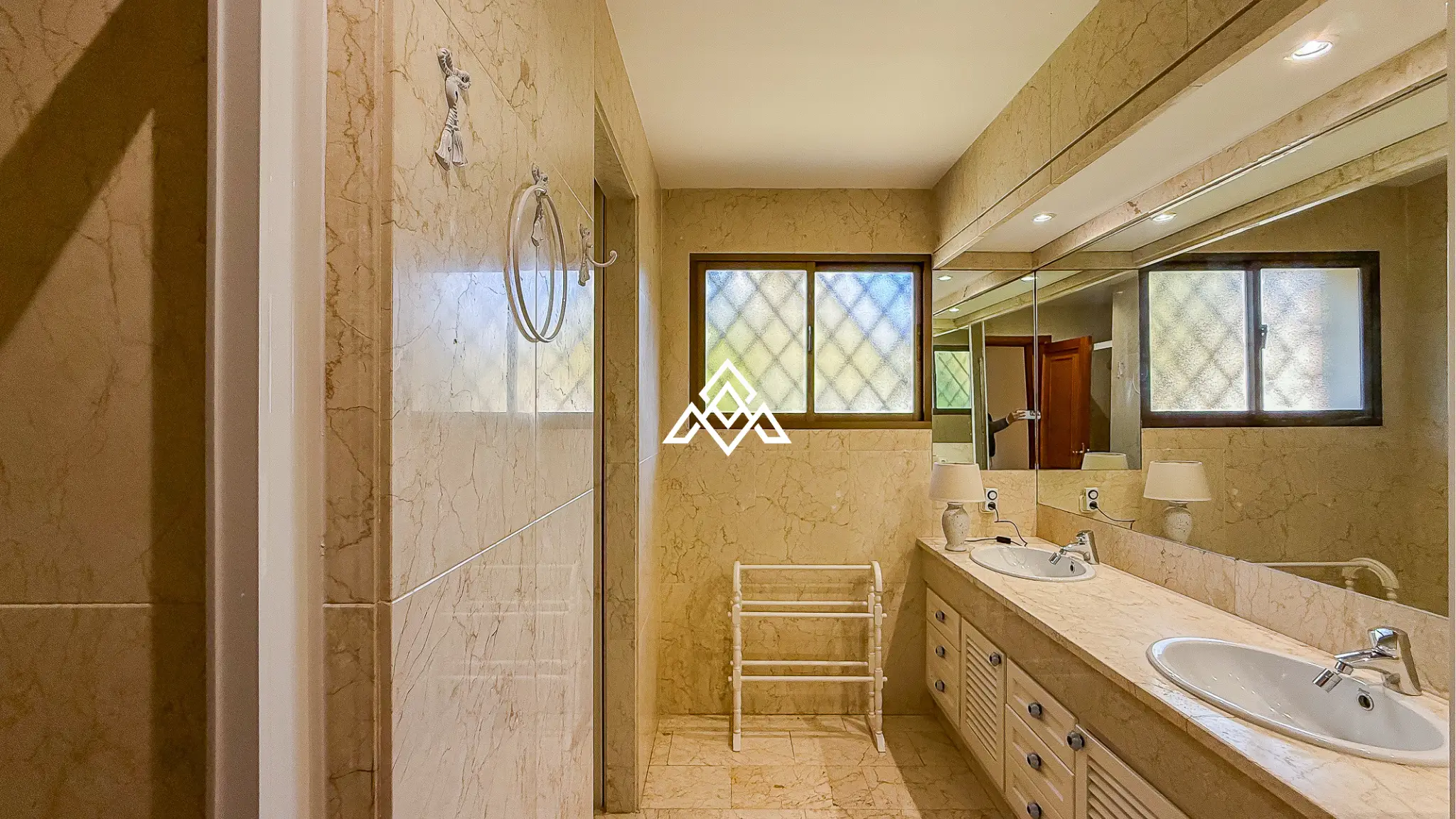 Valdeolletas villa for renovation with large plot and development potential in Marbella