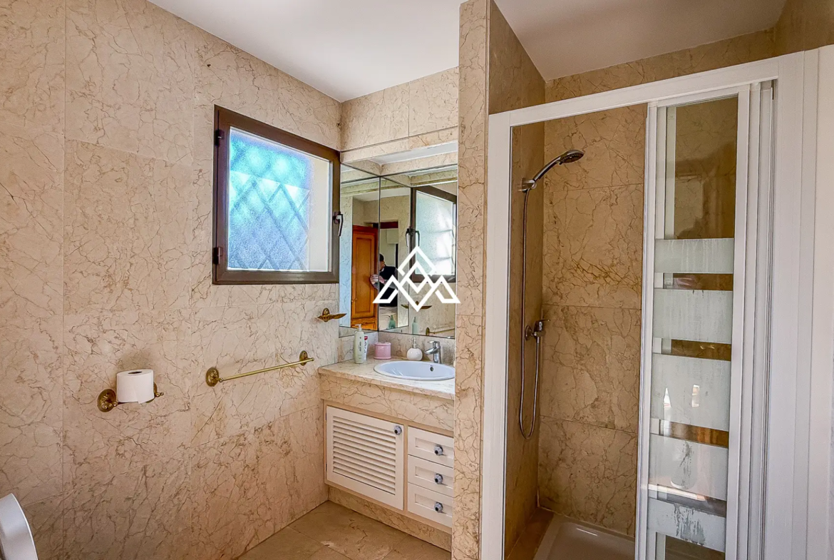 Valdeolletas villa for renovation with large plot and development potential in Marbella