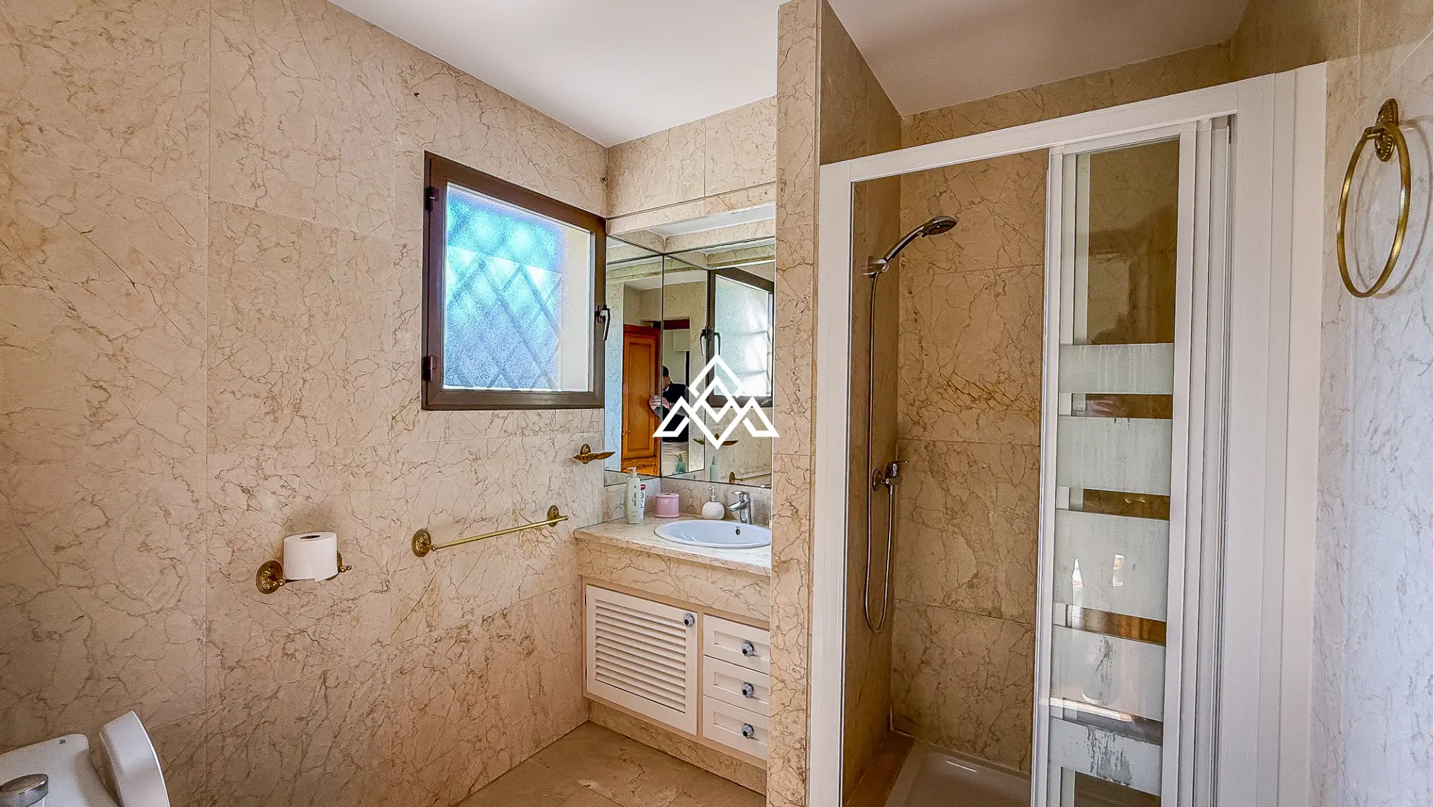 Valdeolletas villa for renovation with large plot and development potential in Marbella