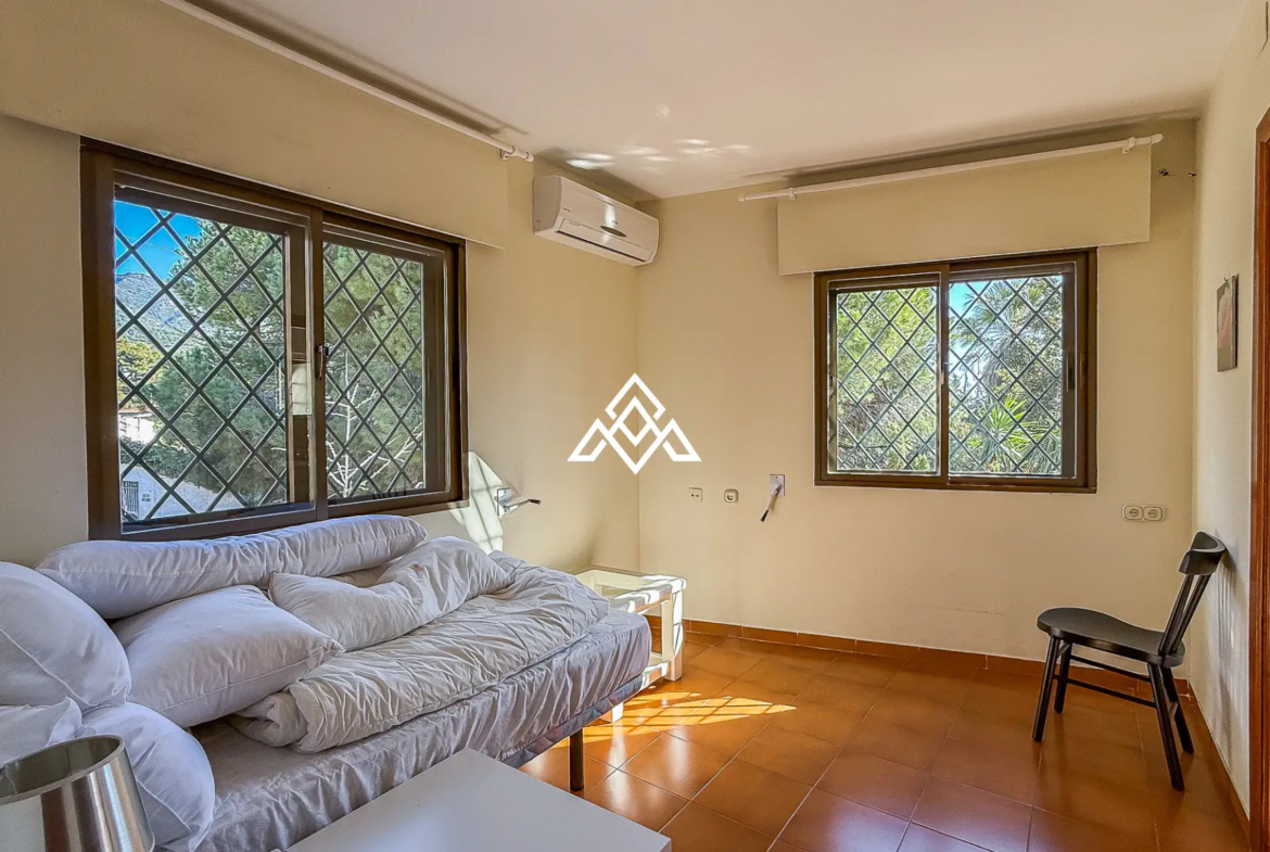 Valdeolletas villa for renovation with large plot and development potential in Marbella