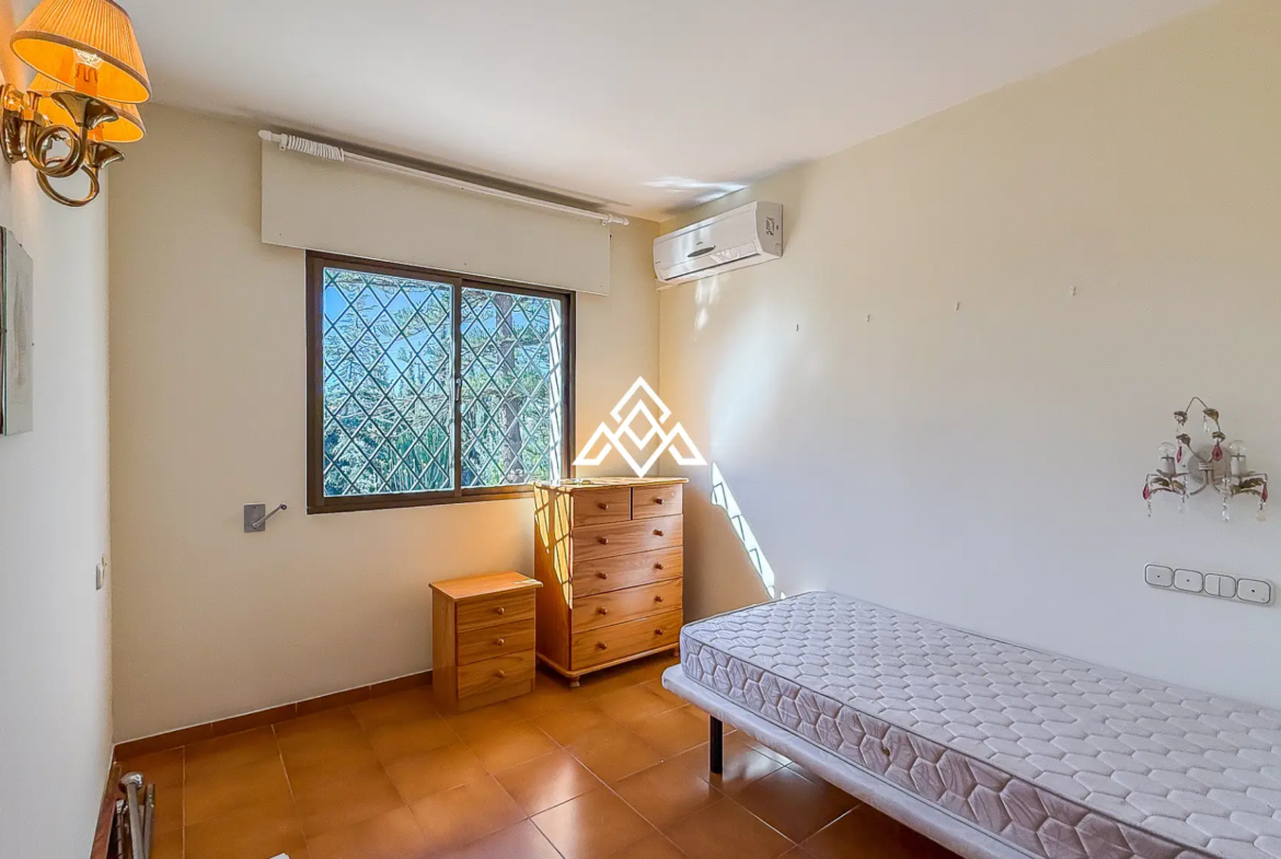Valdeolletas villa for renovation with large plot and development potential in Marbella