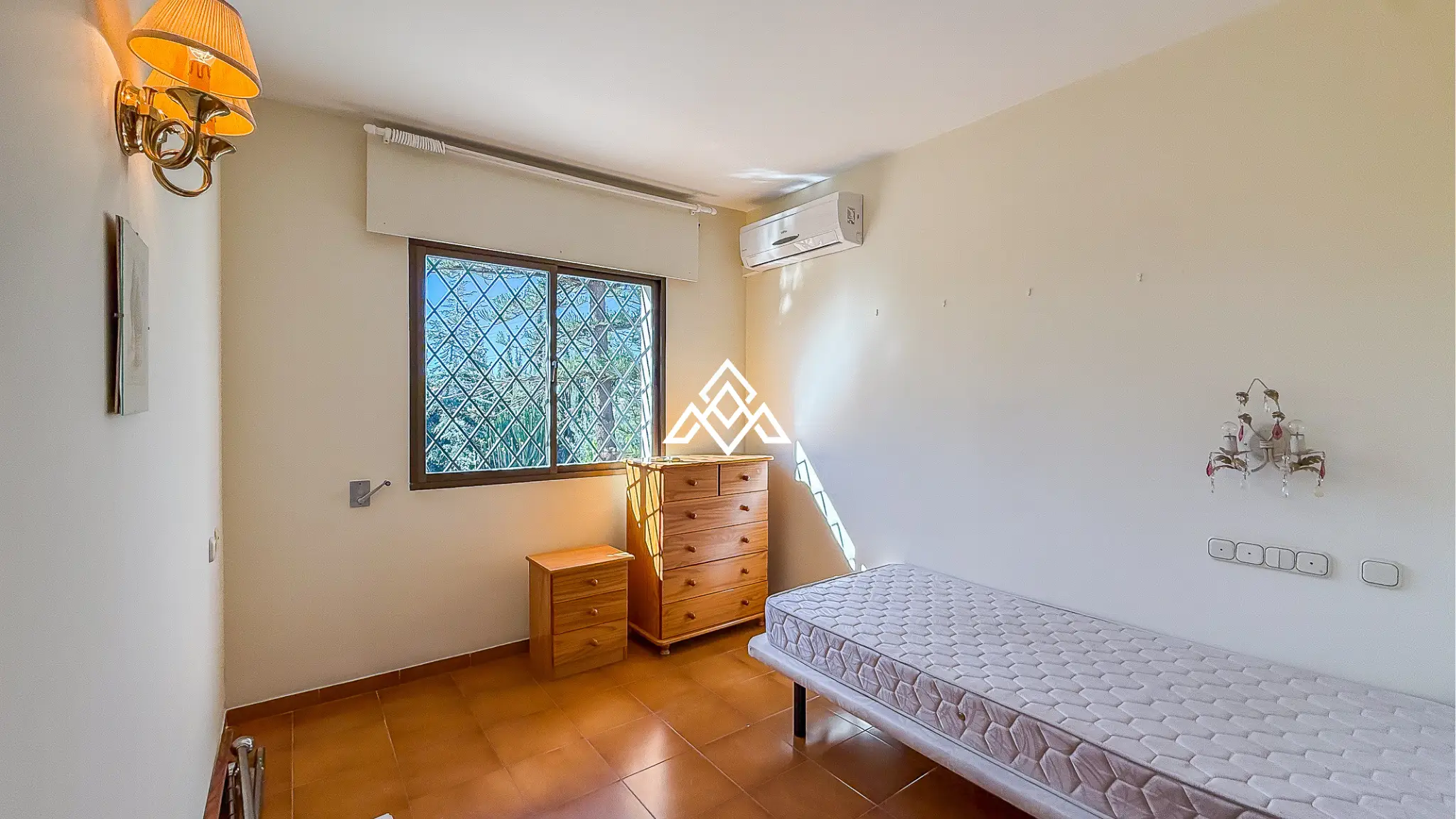 Valdeolletas villa for renovation with large plot and development potential in Marbella