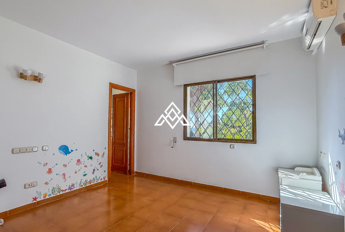 Valdeolletas villa for renovation with large plot and development potential in Marbella