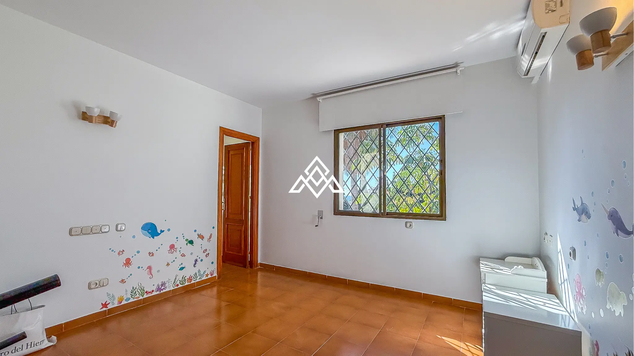 Valdeolletas villa for renovation with large plot and development potential in Marbella
