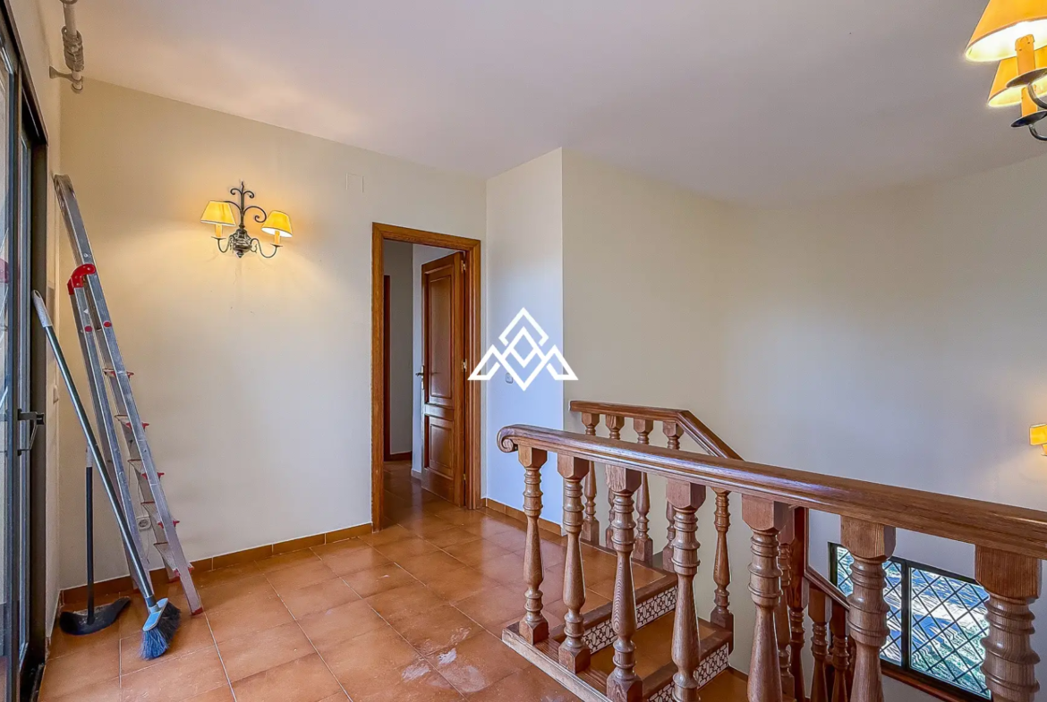 Valdeolletas villa for renovation with large plot and development potential in Marbella