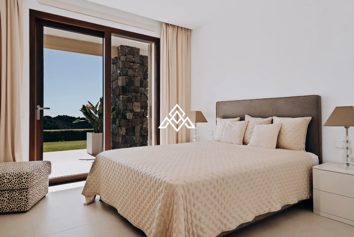Real de La Quinta apartment with private garden, terrace and panoramic sea views
