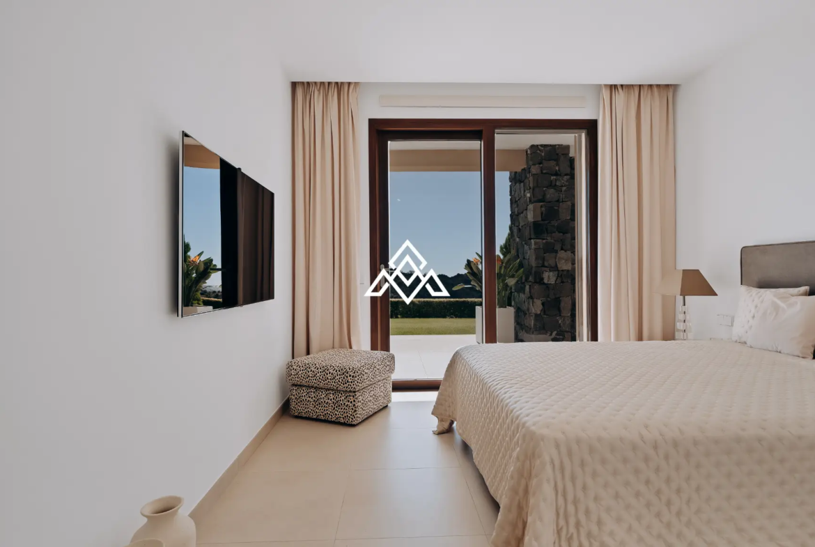 Real de La Quinta apartment with private garden, terrace and panoramic sea views