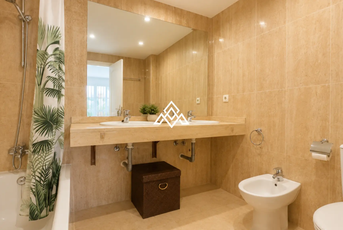 Elviria apartment ground floor with sea views and terrace in Marbella