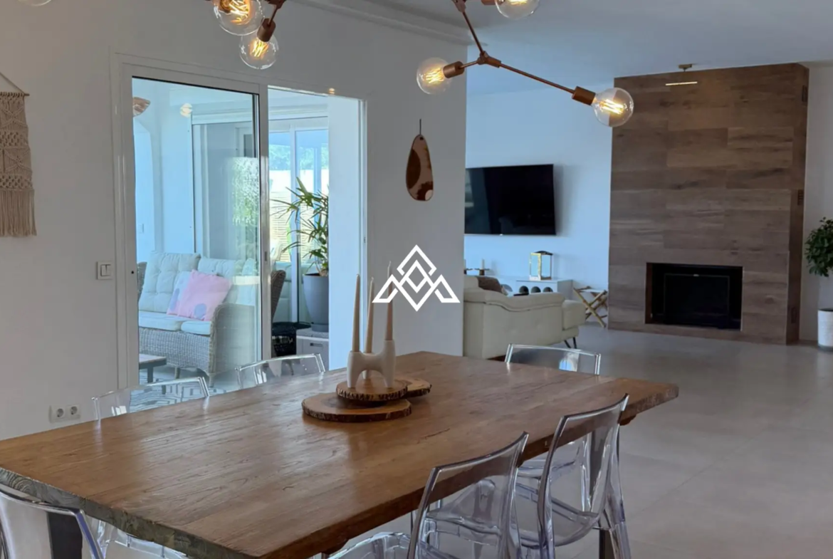 Riviera del Sol villa with private pool, sea views and modern renovated interior Costa del Sol