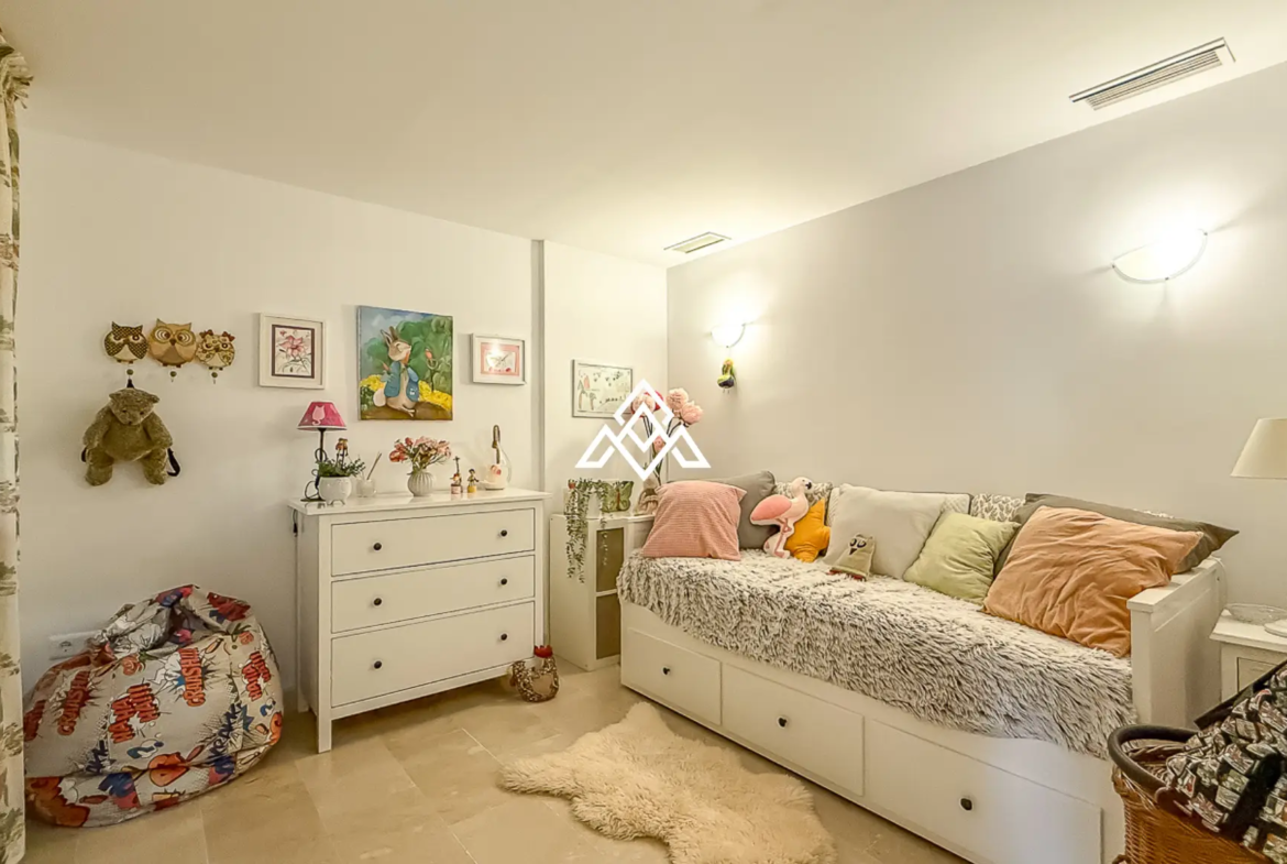 Elviria apartment with large terrace and garden area in Marbella
