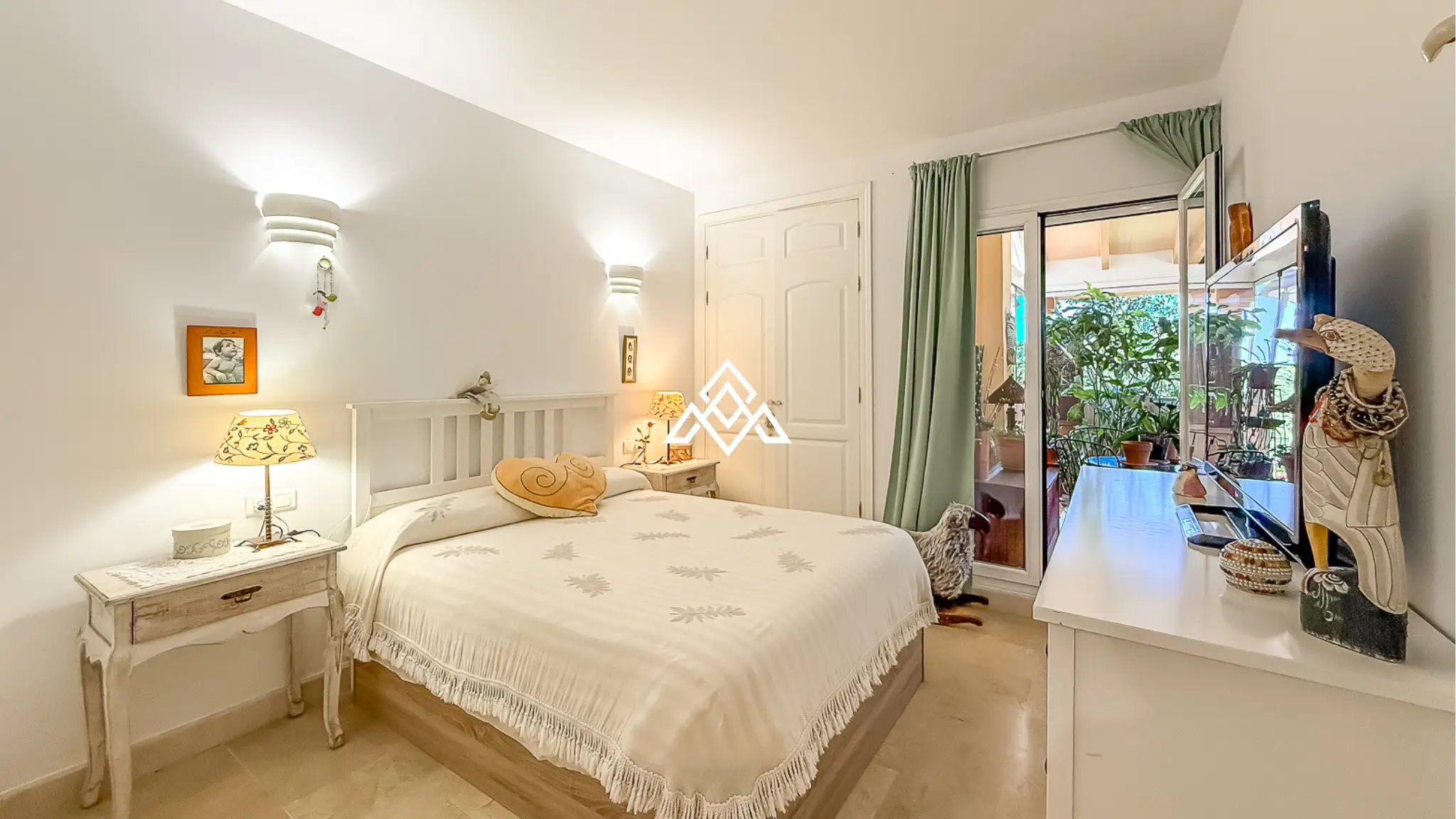 Elviria apartment with large terrace and garden area in Marbella