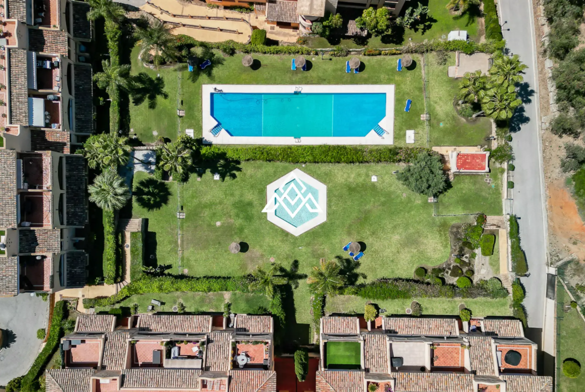 Elviria apartment with large terrace and garden area in Marbella