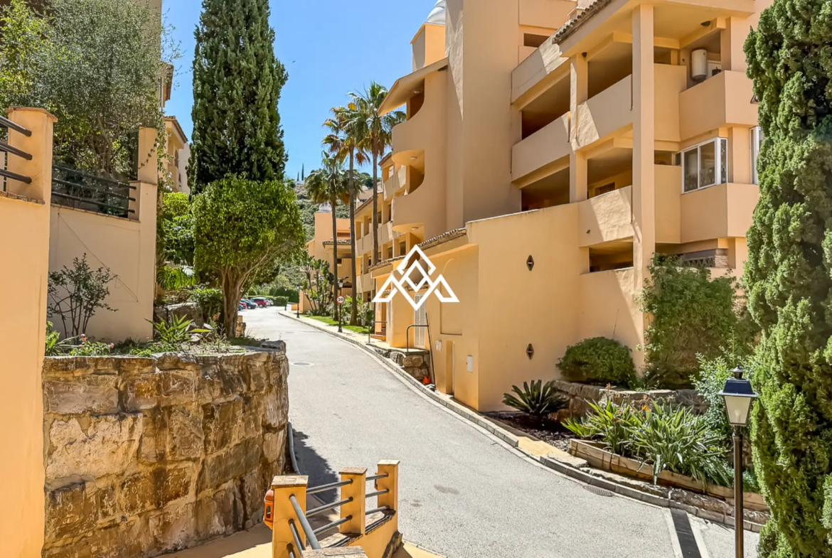 Elviria apartment with large terrace and garden area in Marbella
