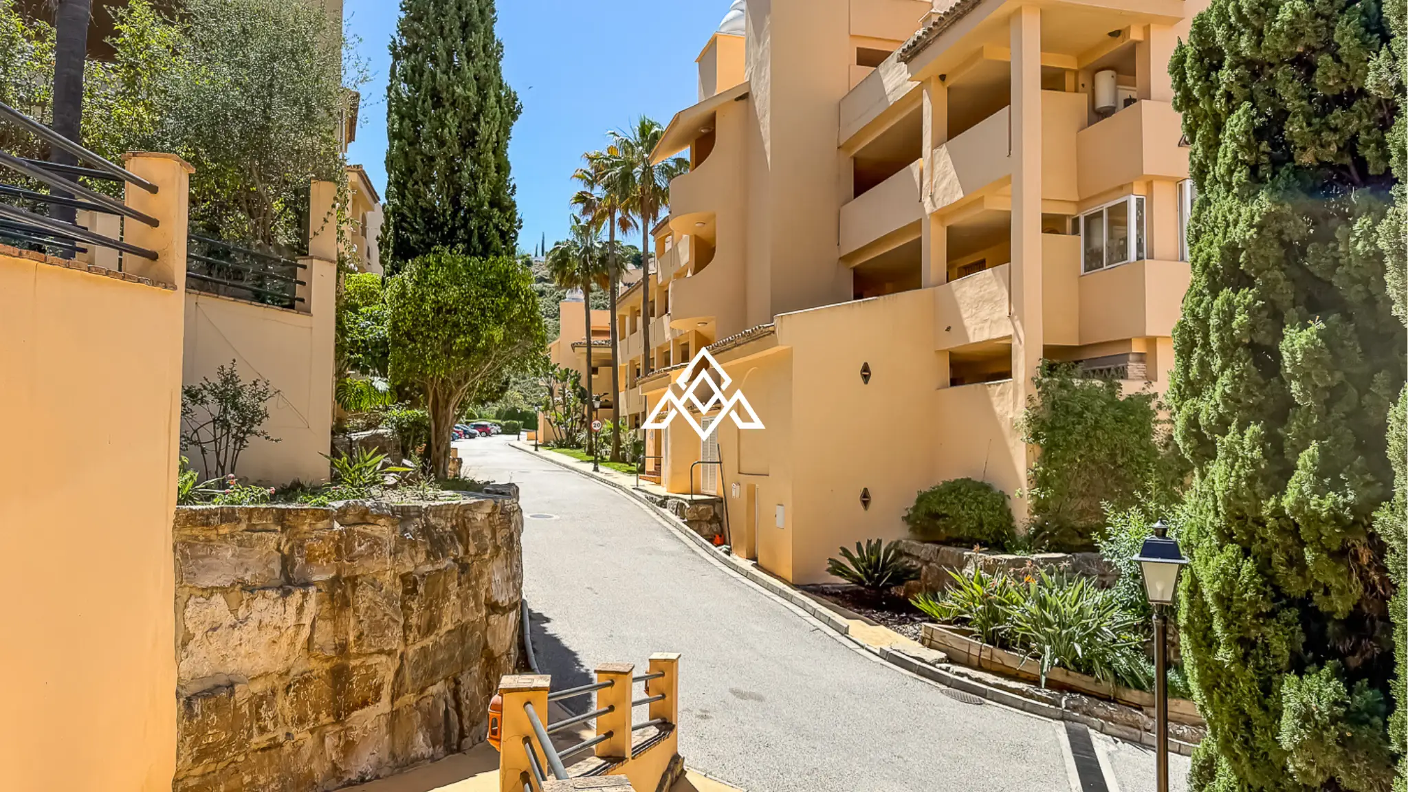 Elviria apartment with large terrace and garden area in Marbella