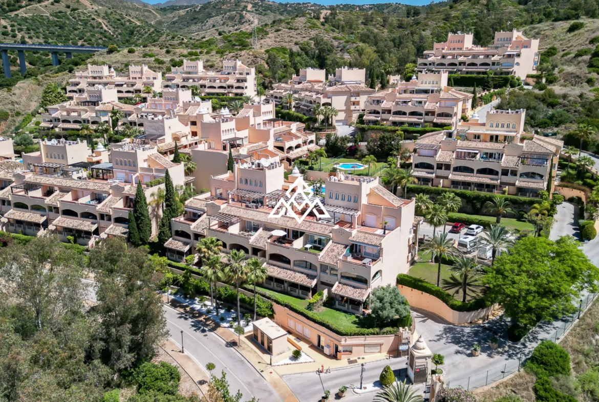 Elviria apartment with large terrace and garden area in Marbella