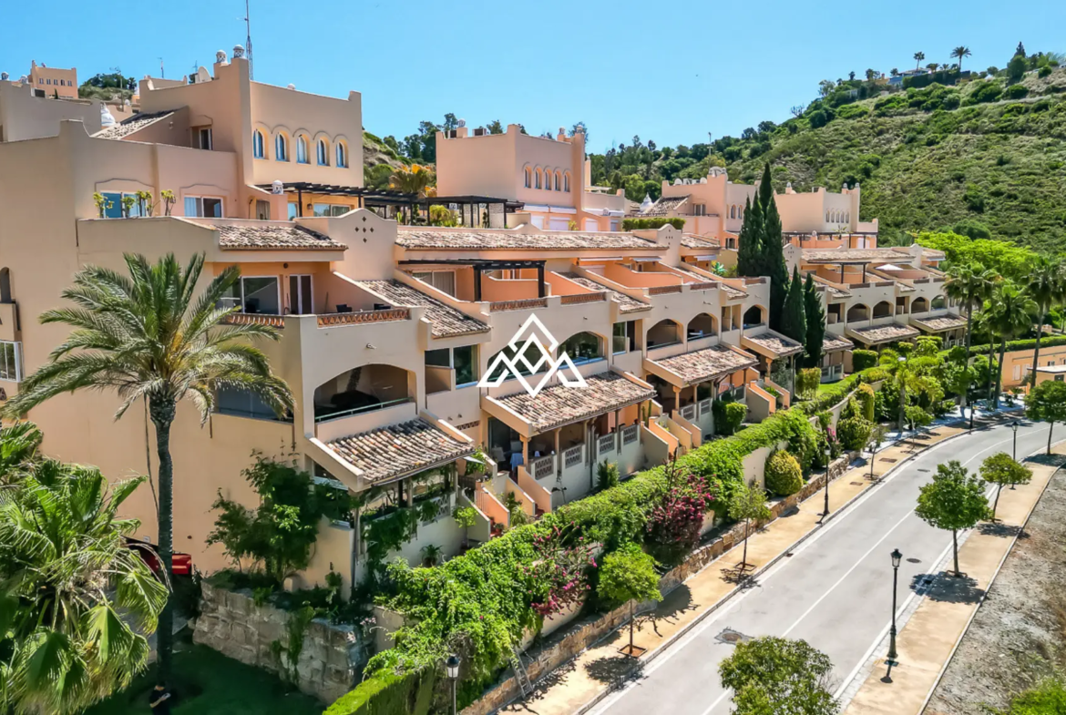 Elviria apartment with large terrace and garden area in Marbella