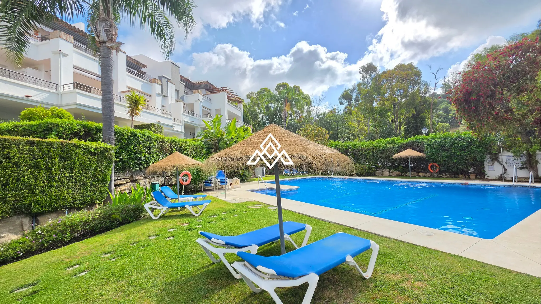 Los Arqueros penthouse with private solarium and panoramic views in Benahavís