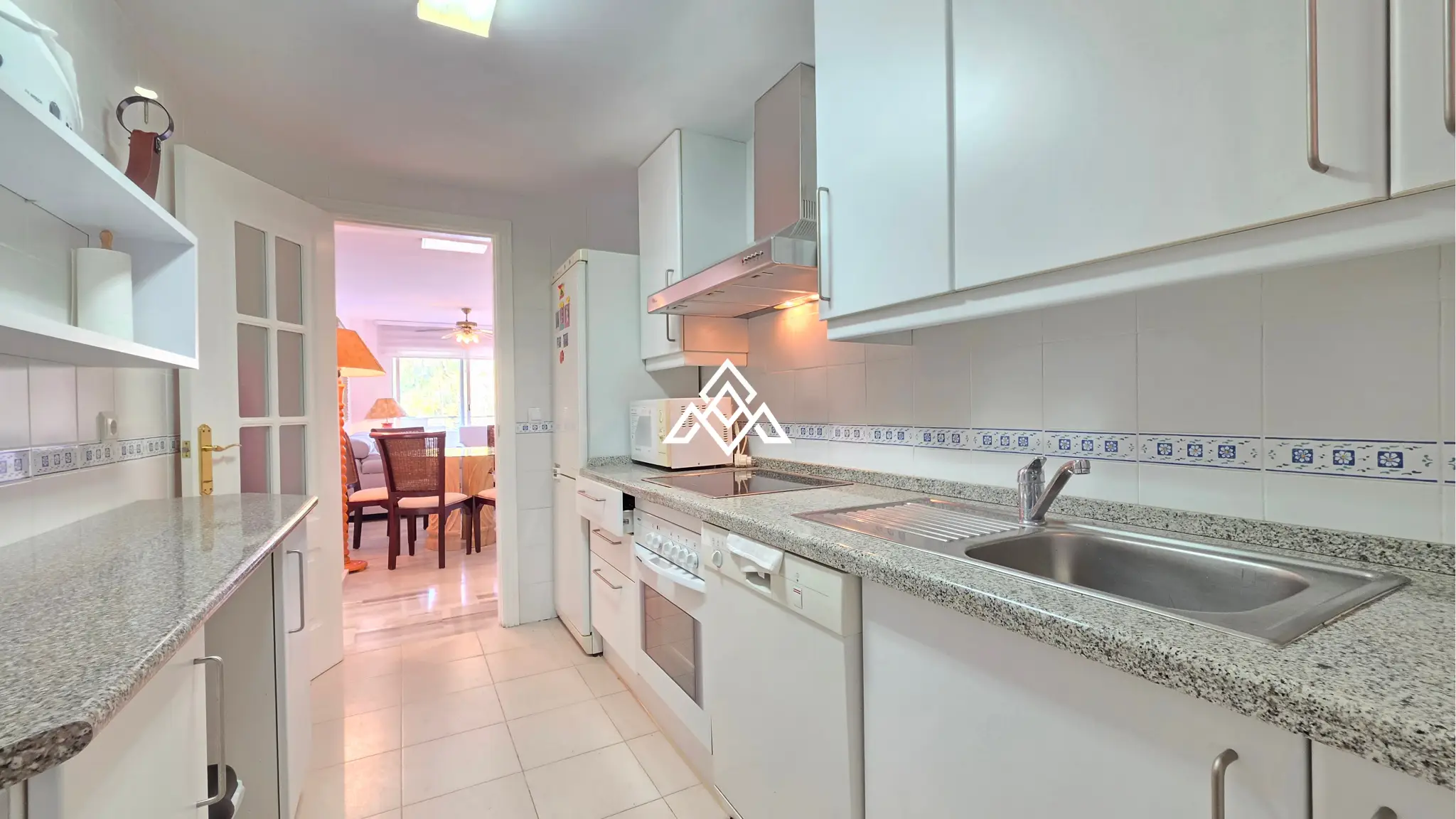 Los Arqueros penthouse with private solarium and panoramic views in Benahavís