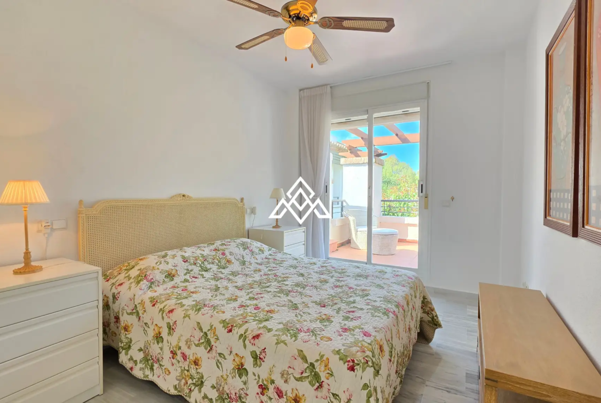 Los Arqueros penthouse with private solarium and panoramic views in Benahavís