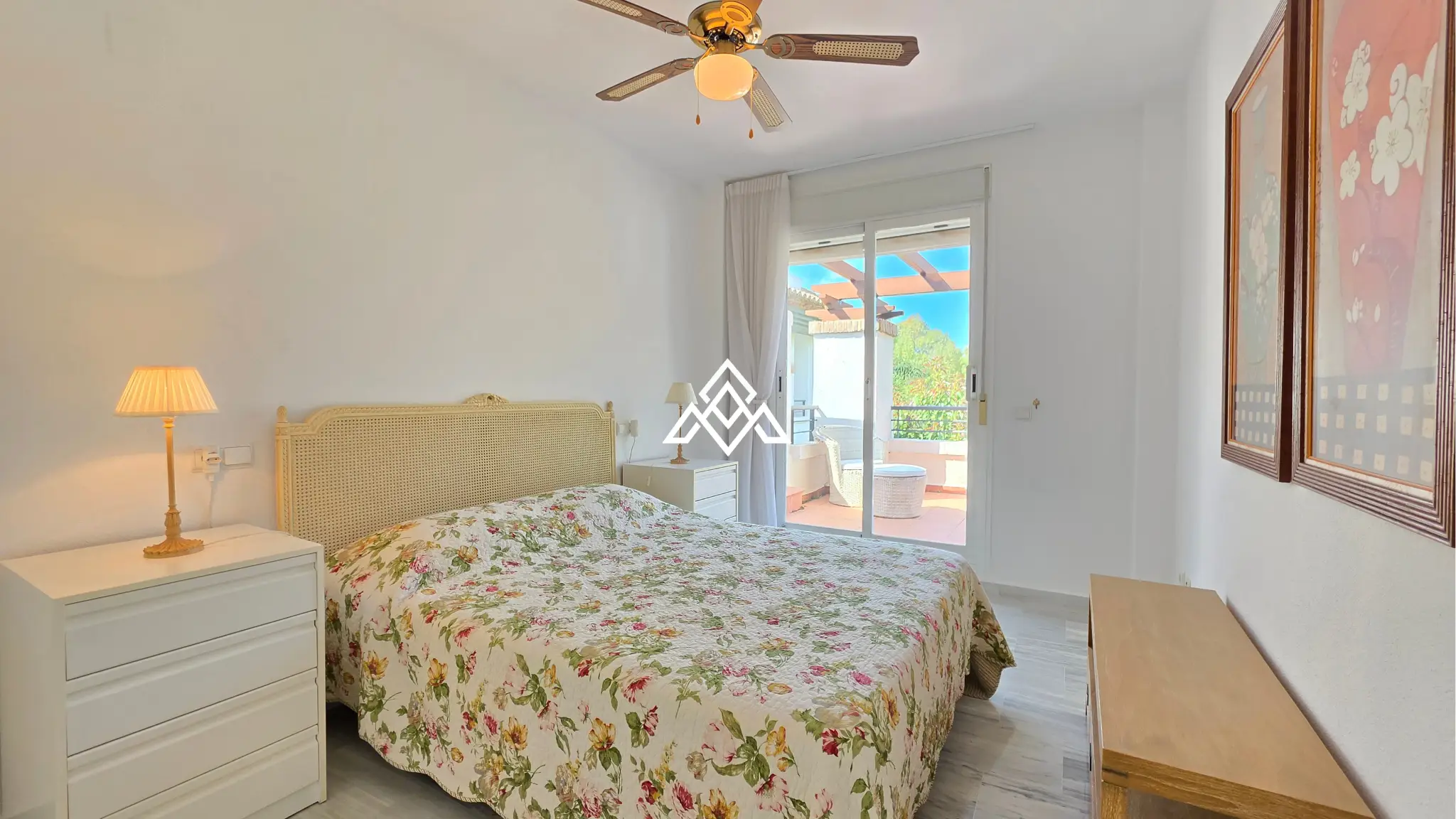 Los Arqueros penthouse with private solarium and panoramic views in Benahavís