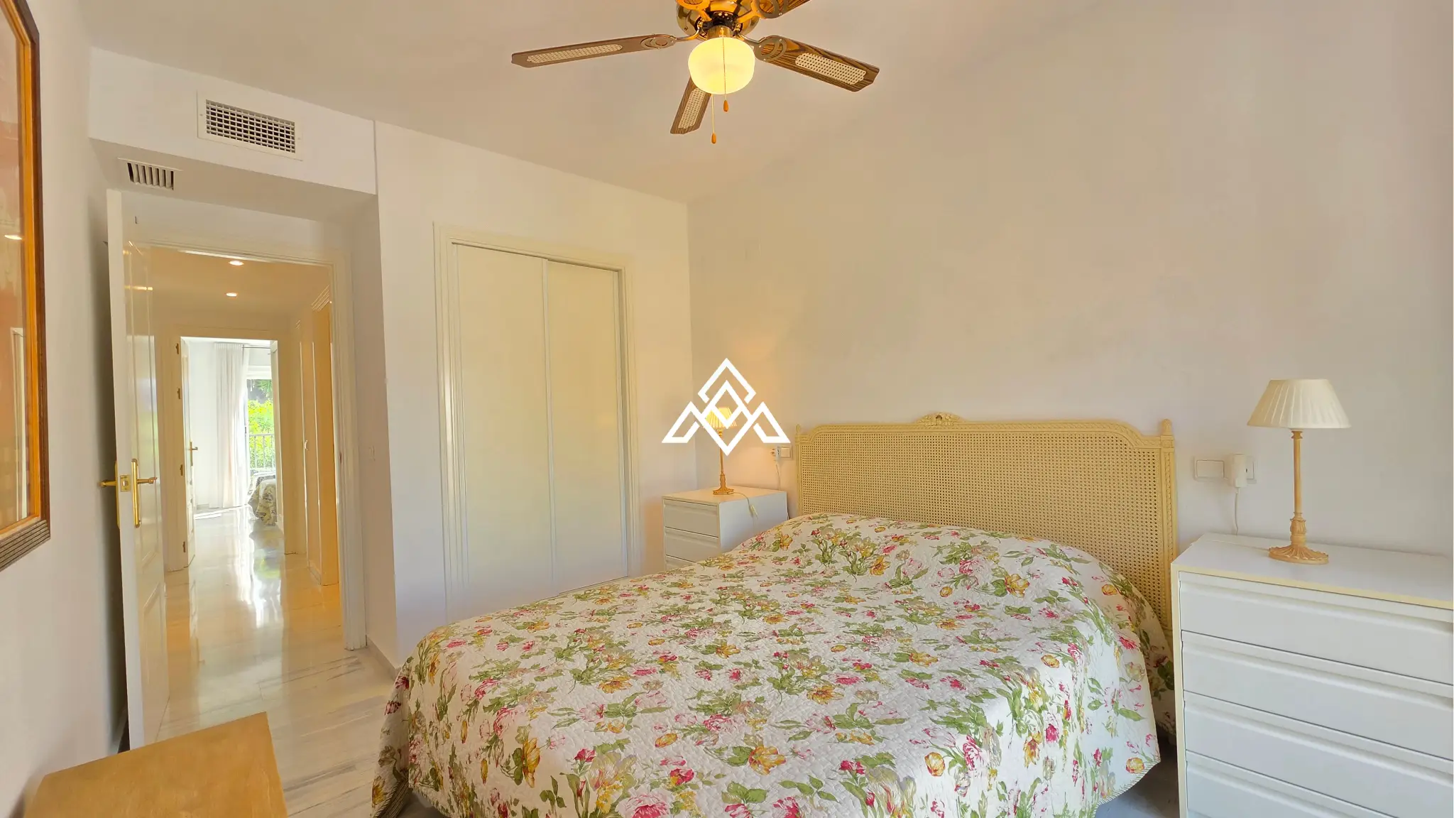 Los Arqueros penthouse with private solarium and panoramic views in Benahavís