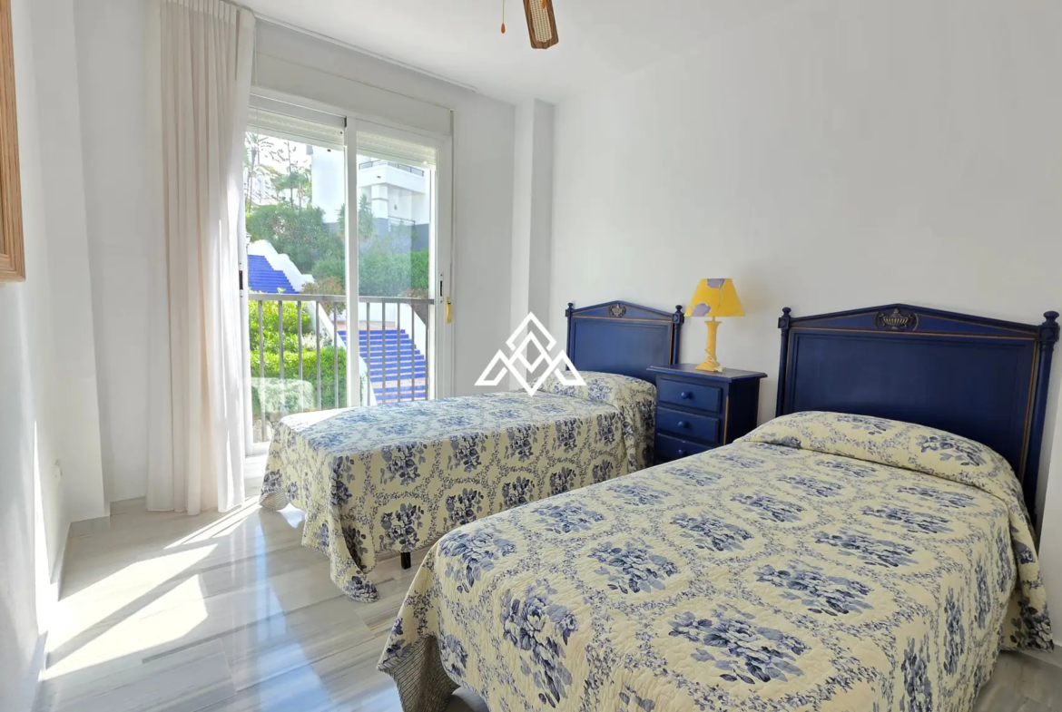Los Arqueros penthouse with private solarium and panoramic views in Benahavís