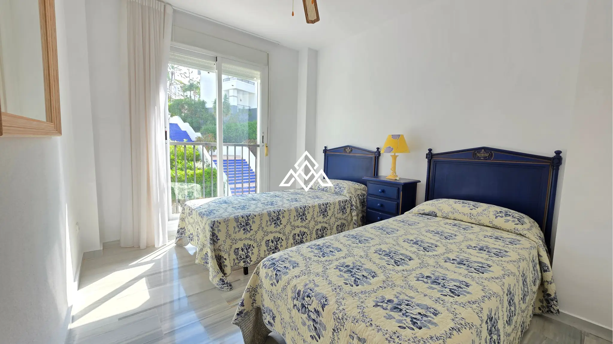 Los Arqueros penthouse with private solarium and panoramic views in Benahavís